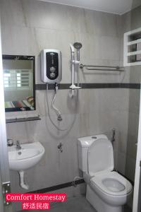 La salle de bains est pourvue d'une douche, de toilettes et d'un lavabo. dans l'établissement Muar Homestay (Comfort Homestay), à Muar