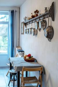 een keuken met een tafel en enkele potten en pannen bij Bright airy spacious apartment in Passy