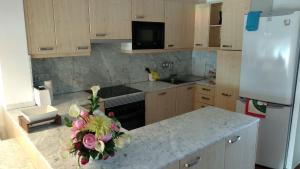 uma cozinha com um frigorífico branco e um balcão com flores em RMP60 Luminoso Duplex Residencial Marina del Port Calafat em L'Ametlla de Mar
