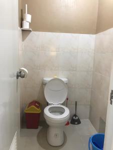 Koupelna v ubytování Malapascua Budget Inn MBI DIVE CENTER