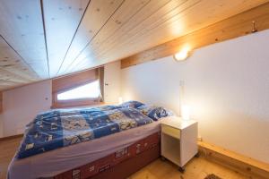 Habitación pequeña con cama y ventana en Obere Frutt 9, en Frutt