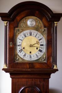 a grandfather clock sitting on top of a table at Ceol na Mara Guest House in Tarbert