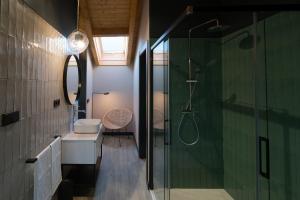 Koupelna v ubytování Apartamentos y Villas La Santilar + 37 fotografií