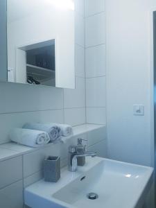 Ванная комната в Zurich Suite - your home away from home - with washer, dryer and lots of space
