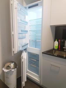 Кухня или мини-кухня в Zurich Suite - your home away from home - with washer, dryer and lots of space
