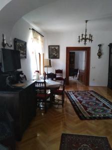 ein Wohnzimmer mit einem Tisch und einem Esszimmer in der Unterkunft Casa Livia Brasov in Braşov