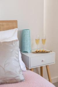 1 cama con mesa y 2 copas de vino en Guest House Maris, en Split