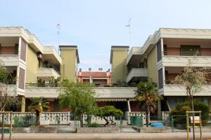 uma imagem de um edifício de apartamentos em Nettuno 53 em Grado