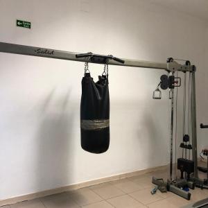羅安達的住宿－Hospedaria Vianense，挂在健身房杆上的拳击袋