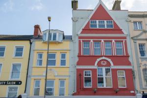 een rij kleurrijke gebouwen in een straat bij The Square townhouse Fermoy in Fermoy