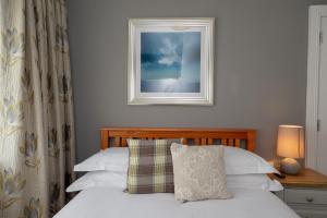 een slaapkamer met een bed met een foto aan de muur bij The Square townhouse Fermoy in Fermoy