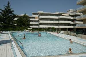 בריכת השחייה שנמצאת ב-Residence Valbella - GETURHOTELS או באזור