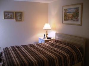 um quarto com uma cama e um candeeiro numa mesa de cabeceira em Midnight Cove #714, Bayside in Siesta Key, FL em Siesta Key