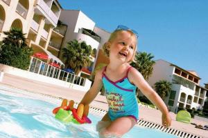 un jeune enfant jouant dans une piscine dans l'établissement Blue Lagoon, à Six-Fours-les-Plages