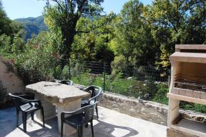 una mesa y sillas en un patio en Villa ULQINI en Bagni di Lucca