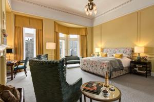 sypialnia z łóżkiem i salon w obiekcie The Balmoral Hotel w Edynburgu