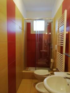 La salle de bains est pourvue de toilettes et d'un lavabo. dans l'établissement B&B Dalla Nonna, à Mattinata
