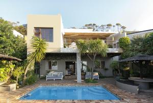 una casa con piscina frente a ella en Bluegum Hill Guesthouse & Apartments - Loadshedding-Lights & WIFI always on, en Ciudad del Cabo
