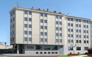 a large white building with a lot of windows at Hotel Don Carmelo in Ávila