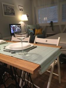 einen Tisch mit einem Glas Wein darüber in der Unterkunft B&B Apartman Eger in Eger