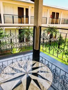 - Balcón con vistas a un edificio en Porto Verde Hotel, en Lins