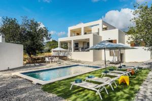 Villa con piscina y casa en Villa Aigües Blanques, en Playa Es Figueral