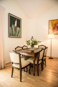 - une salle à manger avec une table et des chaises en bois dans l'établissement Vila Nida, à Palanga