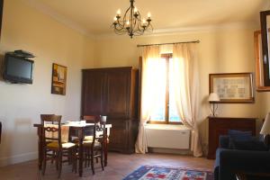 a living room with a table and chairs and a window at Residenza Porta Guelfa in Bevagna