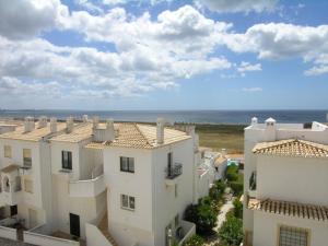 een luchtzicht op sommige gebouwen en de oceaan bij Casa da Praia para férias - Vila Pinheiro - Vivenda Johanna in Lagos