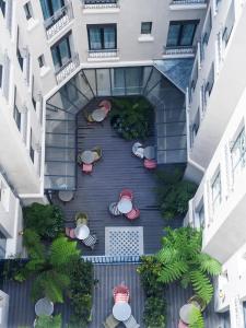 einen Blick über einen Innenhof in einem Gebäude in der Unterkunft Hotel Eiffel Blomet in Paris