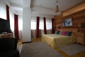 A bed or beds in a room at Mecavnik Resort