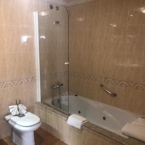 Vonios kambarys apgyvendinimo įstaigoje Hotel Hospederia Zacatin