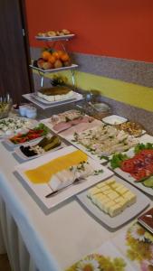 una mesa con muchos tipos diferentes de comida en ella en Posejdon, en Grzybowo