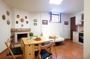 a kitchen and dining room with a table and chairs at Villa Polio in Castel di Sangro