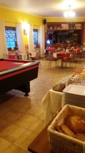 un restaurante con mesa de billar y una mesa con mesa en Posejdon, en Grzybowo