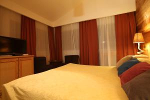 A bed or beds in a room at Mecavnik Resort