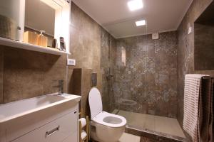 A bathroom at Mecavnik Resort