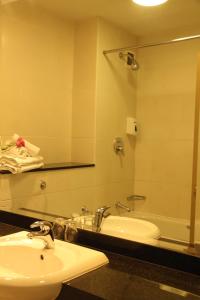 Baðherbergi á Newbury Hotel +23 myndir
