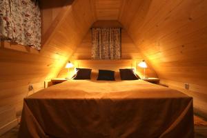 A bed or beds in a room at Mecavnik Resort