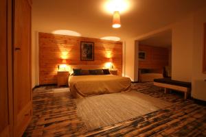 A bed or beds in a room at Mecavnik Resort