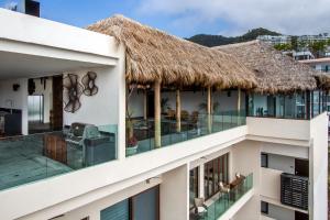 una vista exterior de un hotel con techo de paja en Nayri Life & Spa 101, en Puerto Vallarta