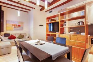 comedor y sala de estar con mesa y sillas en Dream Gracia Apartments, en Barcelona