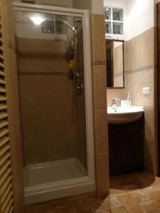 a bathroom with a shower and a sink at Il nido della rondine, appartamento nel borgo medievale in Cartoceto