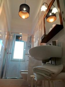 bagno con lavandino, doccia e specchio di Persio31 a Matera