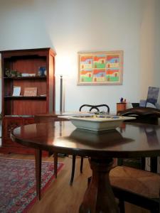 un soggiorno con tavolo in legno e tavolo di Persio31 a Matera