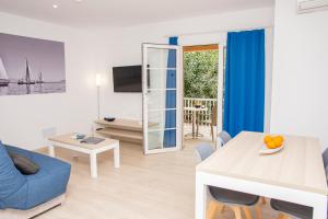 TV a/nebo společenská místnost v ubytování Apartamentos Maribel + 22 fotografií