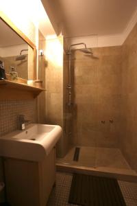 A bathroom at Mecavnik Resort