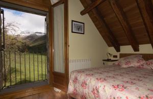 1 dormitorio con cama y ventana grande en Casa Rural Borda Batista en Hecho