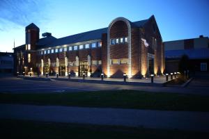 皮耶塔尔萨里Hotel Epoque & Apartments的前面有灯的大砖砌建筑