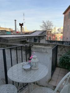 un tavolo con fiori in cima a un balcone di Persio31 a Matera